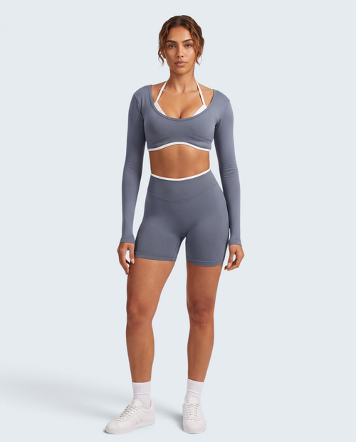 Modelo veste conjunto seamless cinzento VD Beyond Limits com top de manga comprida e calções de cintura alta