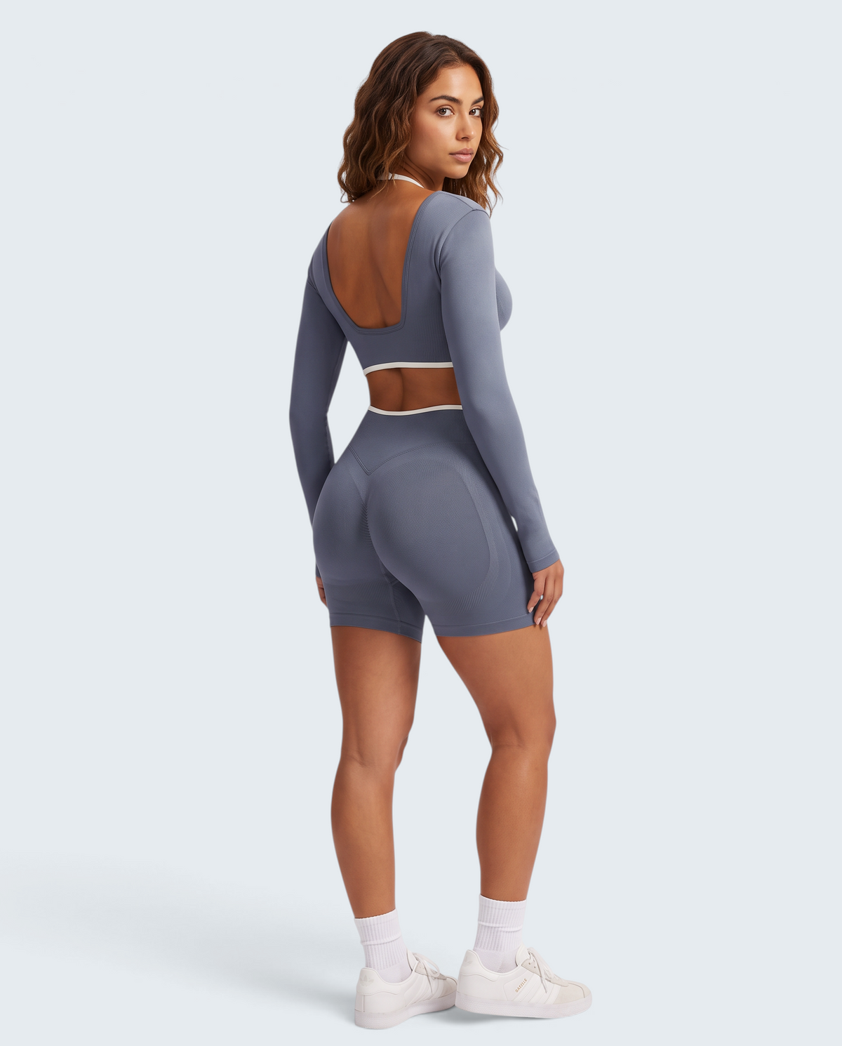 Modelo veste conjunto seamless VD Beyond Limits azul cinzento com top de manga comprida e calções de cintura alta