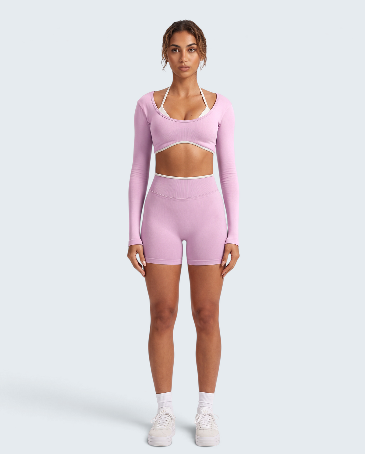 Modelo veste conjunto seamless rosa VD Beyond Limits com top de manga comprida e calções de cintura alta