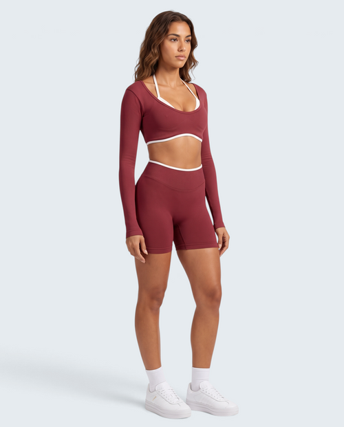 Modelo veste conjunto seamless VD Beyond Limits bordô com top de manga comprida e calções de cintura alta