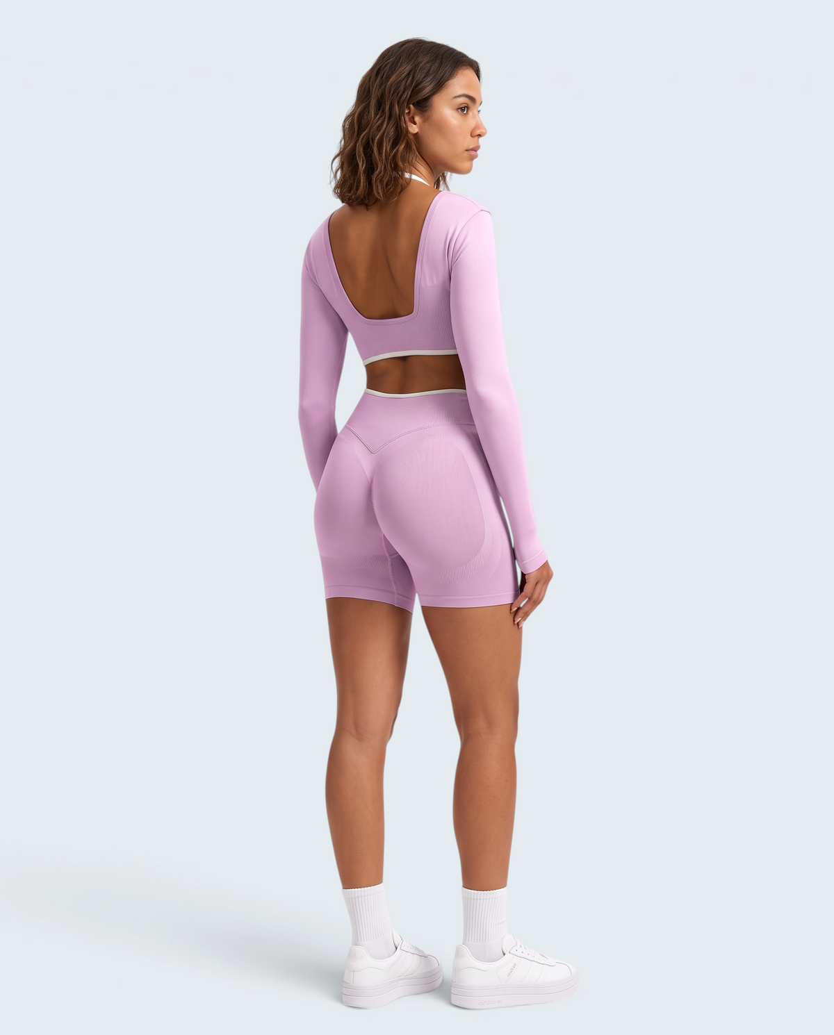 Modelo veste conjunto seamless lilás VD Beyond Limits com top de manga comprida e calções de cintura alta