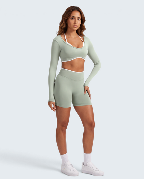 Modelo veste conjunto seamless VD Beyond Limits verde menta com top de manga comprida e calções de cintura alta