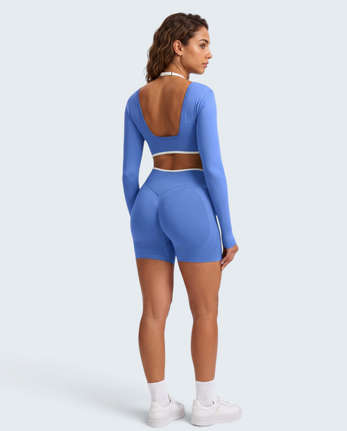 Modelo veste conjunto seamless azul VD Beyond Limits com top de manga comprida e calções de cintura alta
