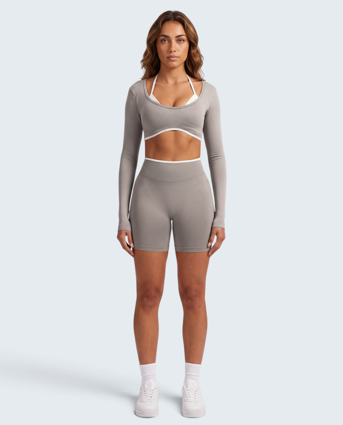 Modelo veste conjunto seamless cinzento VD Beyond Limits com top de manga comprida e calções de cintura alta