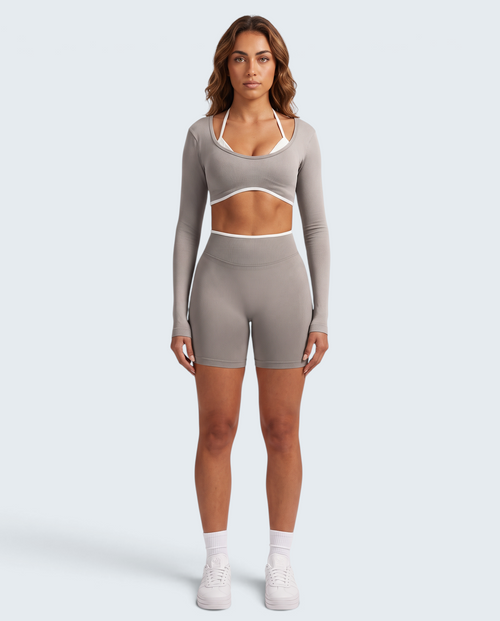 Modelo veste conjunto seamless cinzento VD Beyond Limits com top de manga comprida e calções de cintura alta
