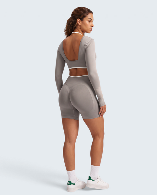 Modelo veste conjunto seamless cinzento VD Beyond Limits com top de manga comprida e calções de cintura alta