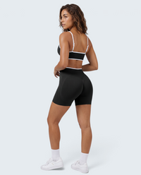 Modelo veste conjunto seamless canelado preto VD Beyond Limits com top desportivo e calções de cintura alta