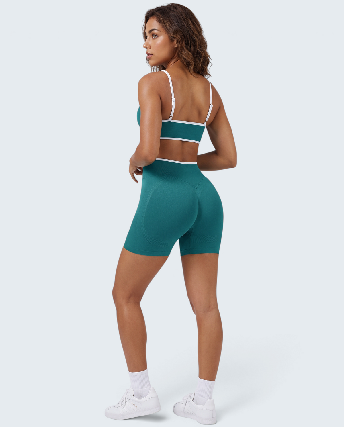 Modelo veste conjunto seamless canelado verde petróleo VD Beyond Limits com top e calções de cintura alta