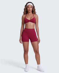 Modelo veste conjunto desportivo VD Beyond Limits seamless vermelho com top halter e calções de cintura alta