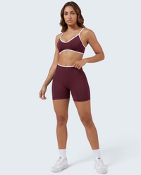 Modelo veste conjunto desportivo seamless VD Beyond Limits bordeaux com top cropped e calções de cintura alta