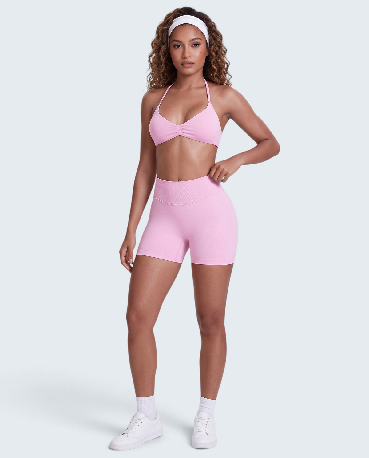 Modelo veste conjunto desportivo rosa VD Beyond Limits com top halter e calções seamless de cintura alta