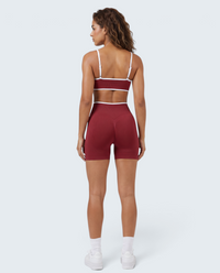 Conjunto seamless canelado VD Beyond Limits bordô com top e calções desportivos de cintura alta em modelo de costas