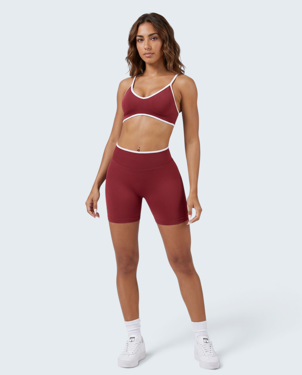 Modelo veste conjunto seamless canelado bordô VD Beyond Limits com top cropped e calções desportivos de cintura alta.