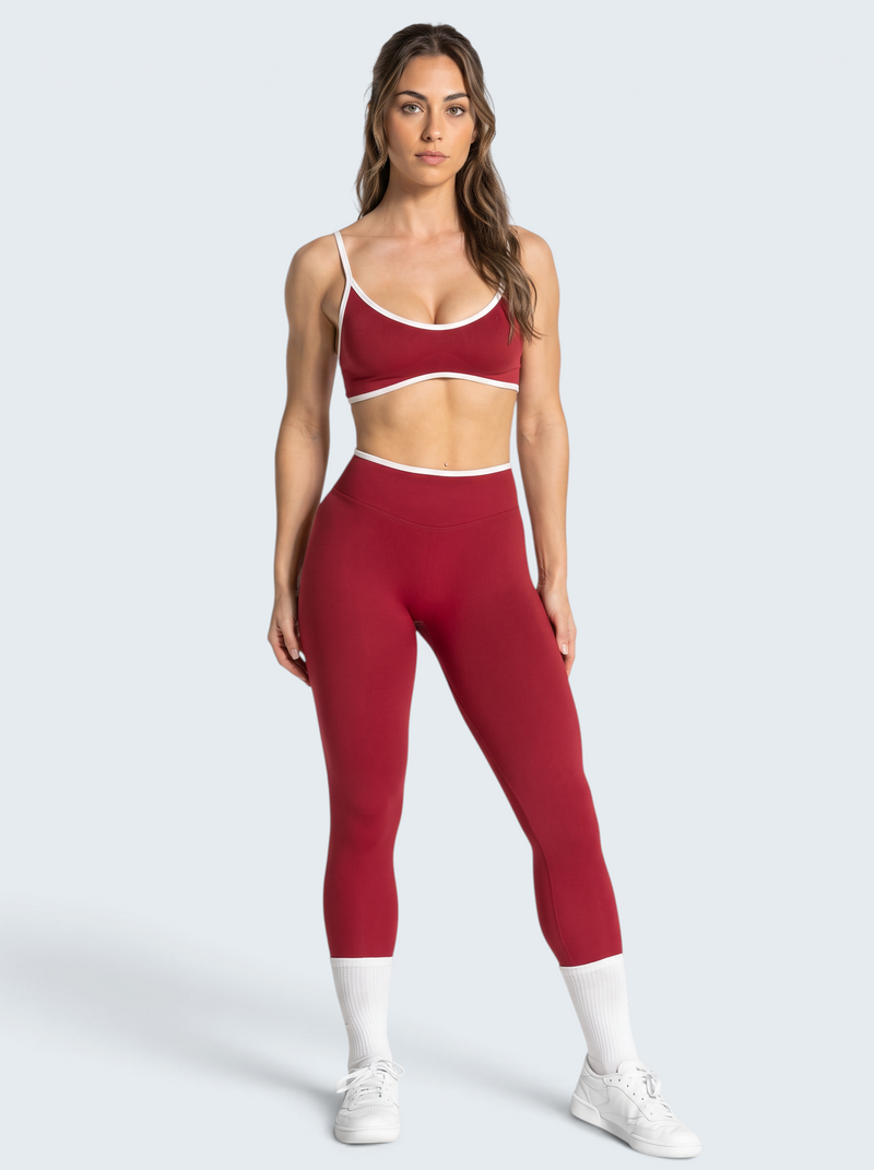 Modelo veste conjunto desportivo VD Beyond Limits vermelho com bra de alças finas e leggings de cintura alta