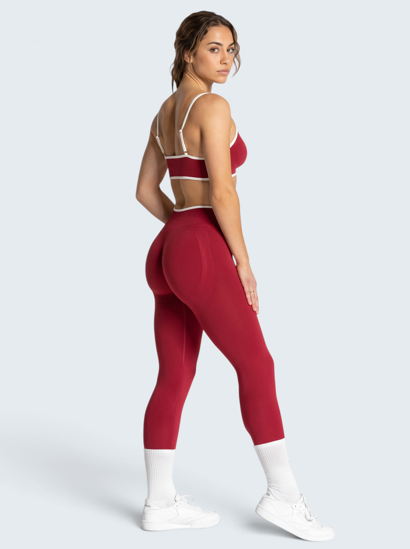 Modelo veste conjunto desportivo VD Beyond Limits vermelho com bra de alças finas e leggings de cintura alta seamless