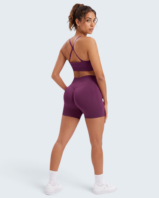 Modelo veste conjunto seamless roxo VD Beyond Limits com top de alças cruzadas e calções de cintura subida