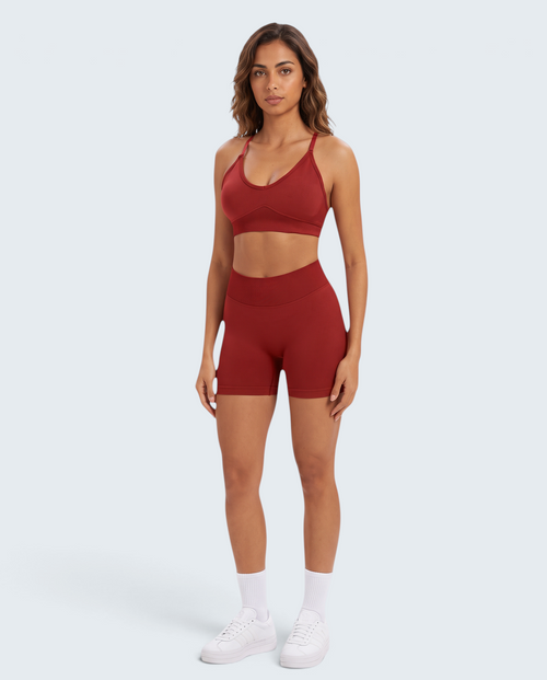 Modelo veste conjunto desportivo vermelho VD Beyond Limits com top e calções seamless de cintura subida
