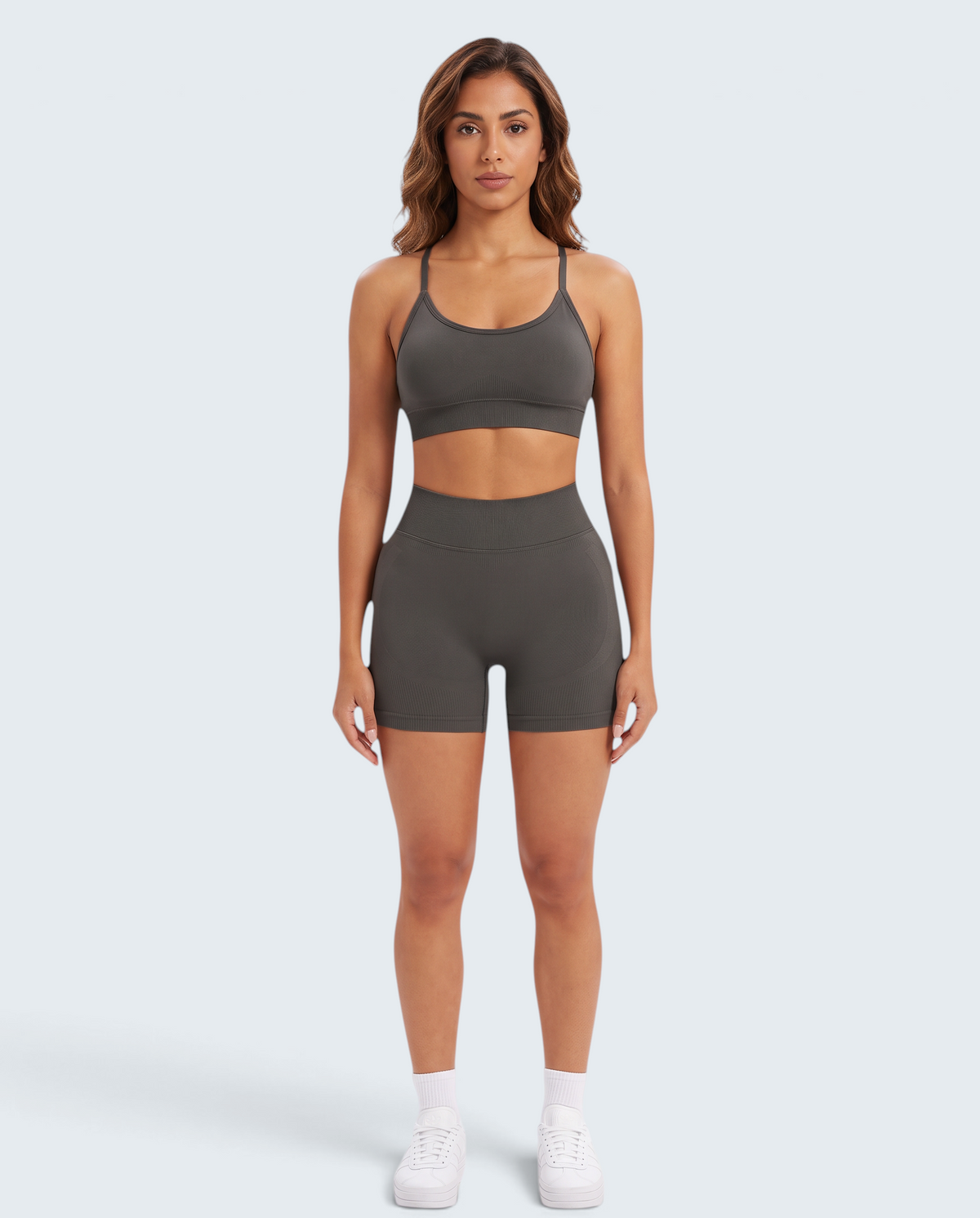 Modelo veste conjunto desportivo cinzento VD Beyond Limits com top e calções seamless de cintura subida