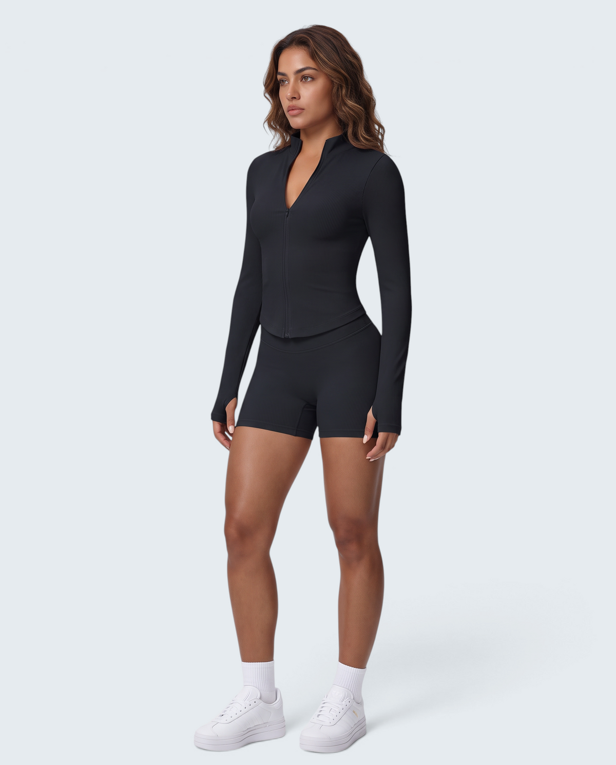 Conjunto Seamless Power Zip VD Beyond Limits preto com casaco de fecho e calções de cintura subida em modelo