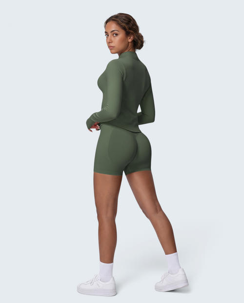 Modelo veste conjunto VD Beyond Limits Seamless Power Zip verde militar com casaco de fecho e calções de cintura subida