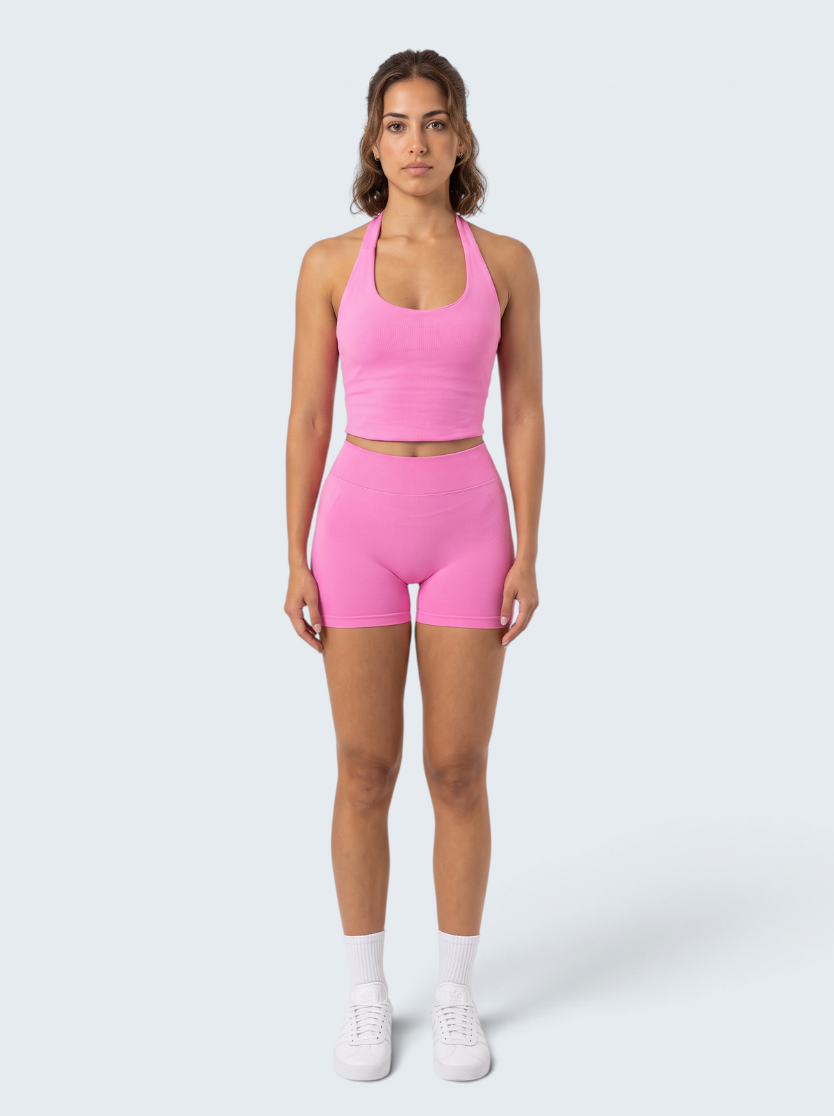 Modelo veste conjunto desportivo rosa VD Beyond Limits com top cropped e calções seamless de cintura alta
