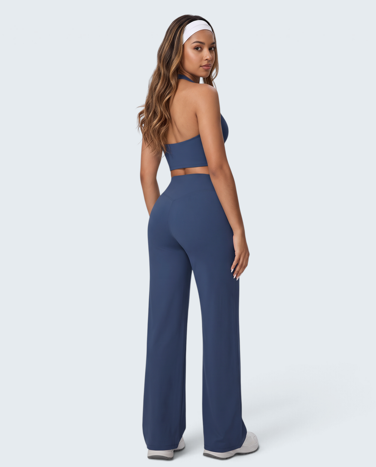 Conjunto desportivo VD Beyond Limits azul com top halter e calças wide leg seamless de cintura alta em modelo