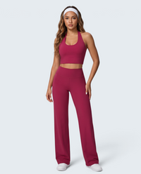 Modelo veste conjunto desportivo VD Beyond Limits cor framboesa com top halter e calças wide leg de cintura alta