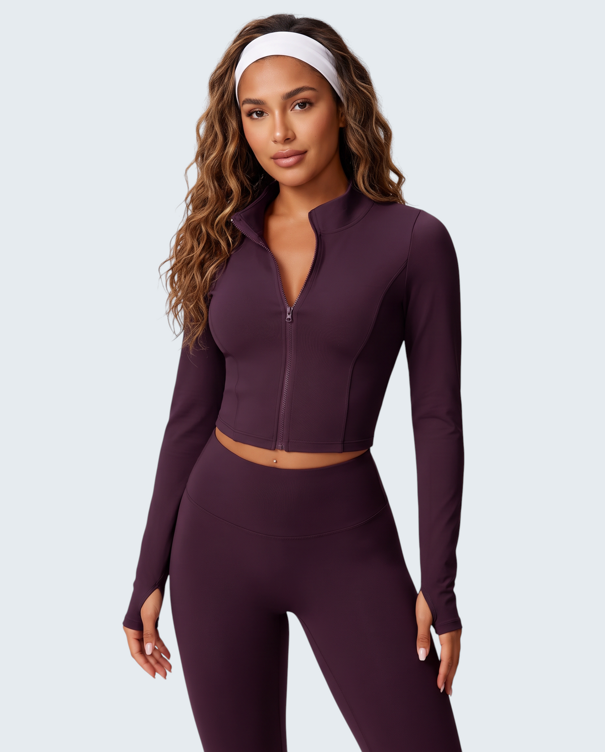 Modelo veste casaco desportivo roxo com fecho da VD Beyond Limits, em malha suave e elástica para yoga ou pilates.