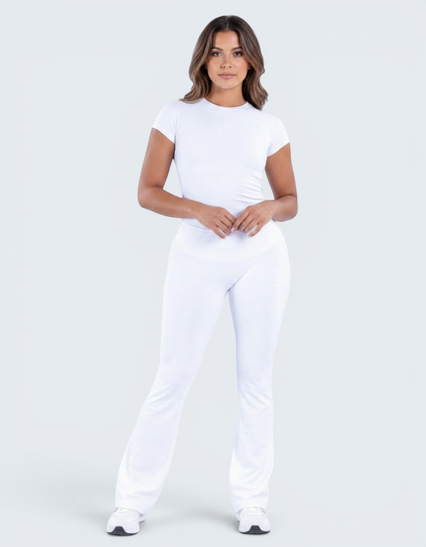 Modelo veste conjunto branco VD Beyond Limits com t-shirt justa de manga curta e calças flare de cintura alta.