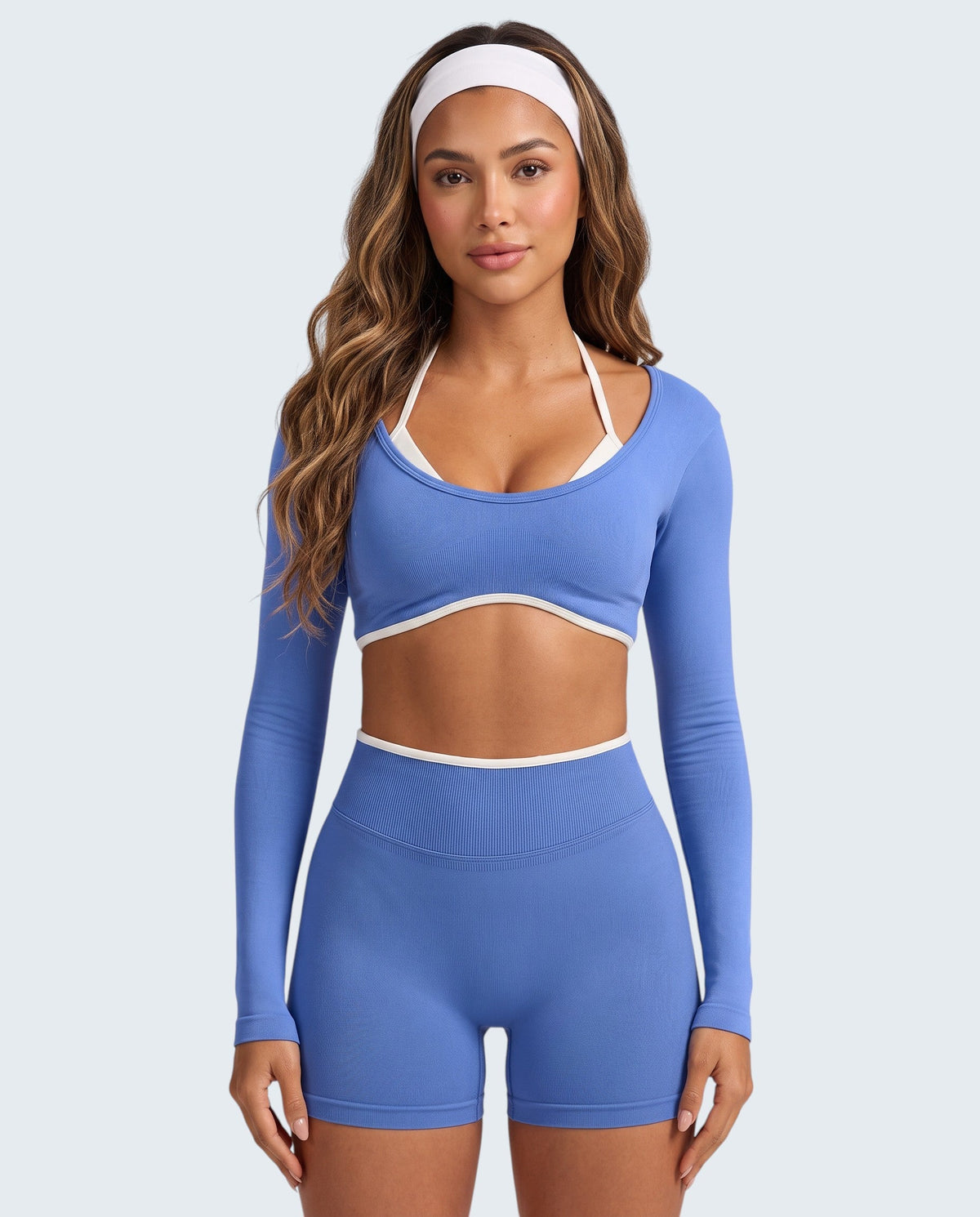 Modelo veste conjunto desportivo azul claro VD Beyond Limits com top halter manga longa e calções de cintura alta