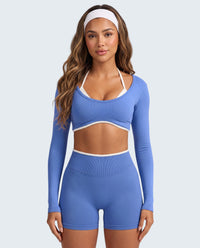Modelo veste conjunto desportivo azul claro VD Beyond Limits com top halter manga longa e calções de cintura alta