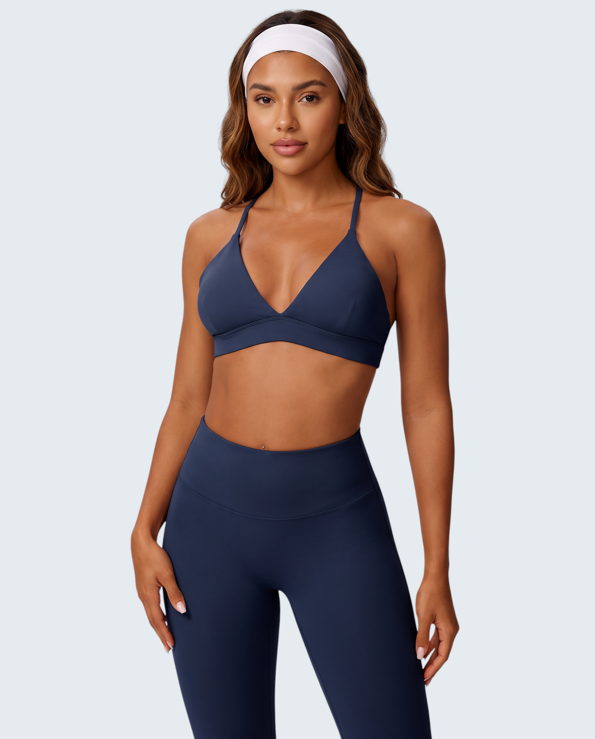 Modelo com conjunto desportivo azul marinho VD Beyond Limits, composto por top de alças finas e calças de cintura subida