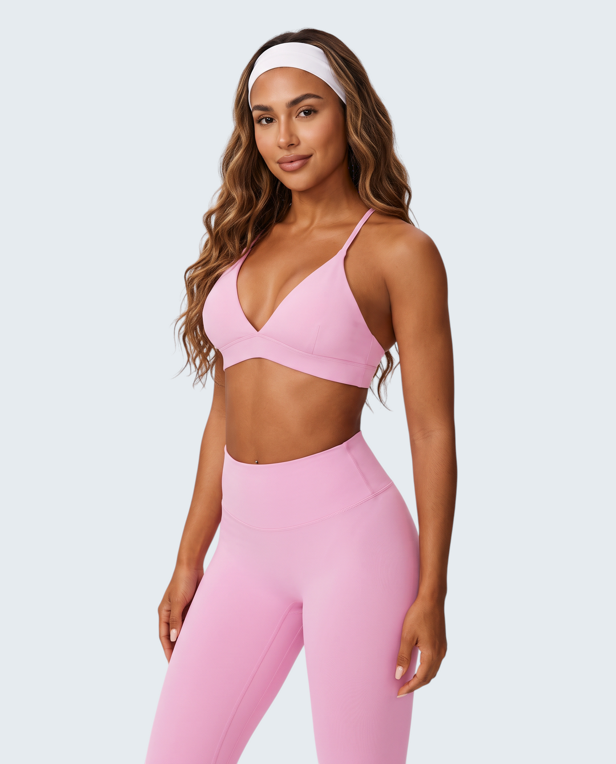 Modelo usa conjunto desportivo rosa VD Beyond Limits composto por top de alças e leggings de cintura subida