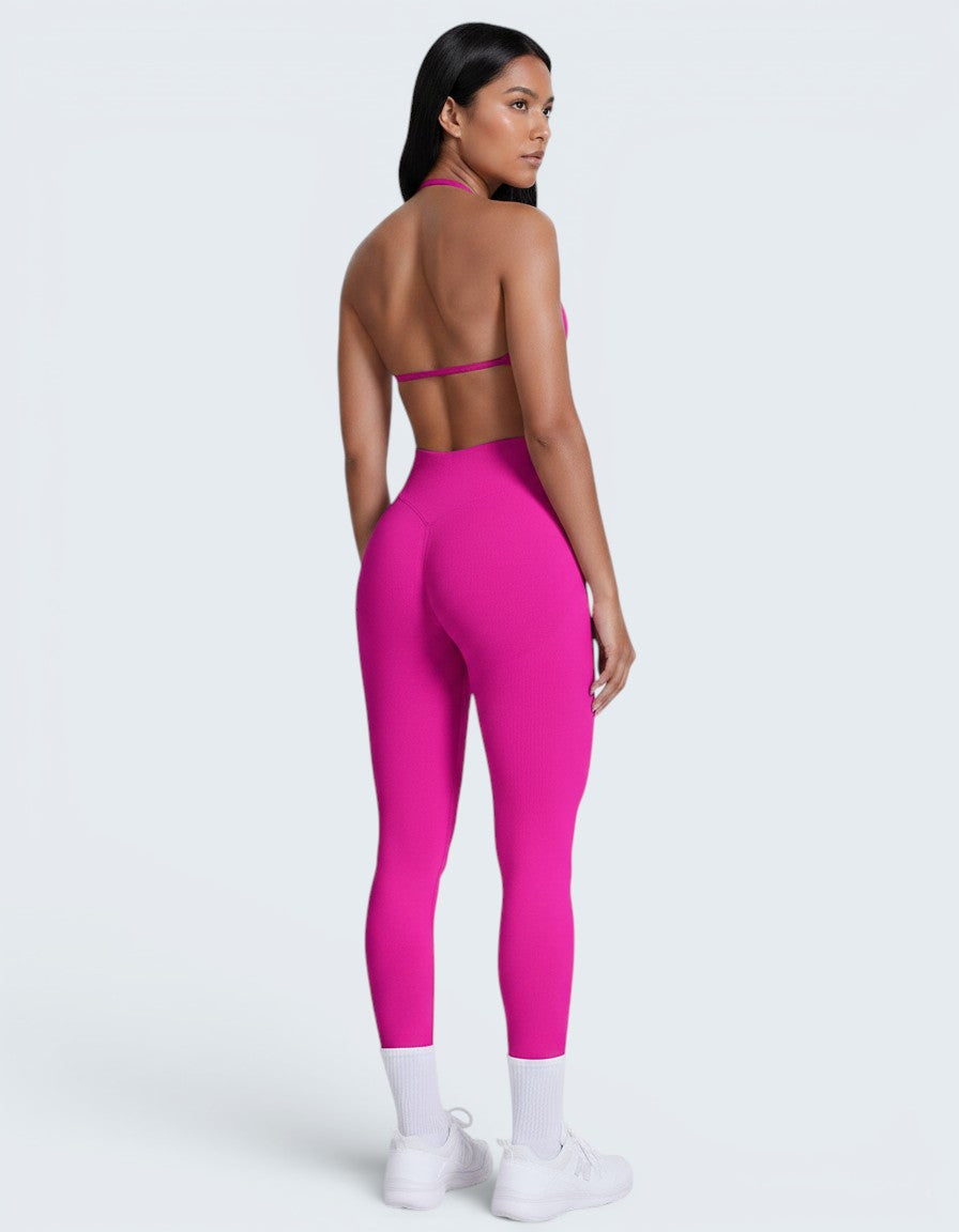 Modelo veste conjunto fitness seamless fúcsia da VD Beyond Limits com top de alças e calções de cintura alta