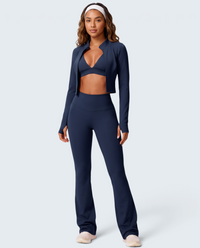 Modelo veste conjunto VD Beyond Limits de malha azul marinho com top, casaco de fecho e calças flare confortáveis.