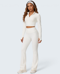 Modelo veste conjunto de malha soft VD Beyond Limits branco com casaco de fecho, top e calças flare confortáveis.