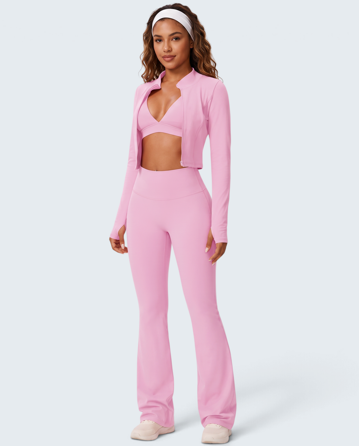 Modelo veste conjunto rosa de malha soft VD Beyond Limits com top, casaco de fecho e calças flare para desporto