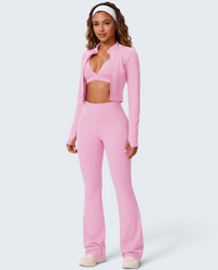 Modelo veste conjunto rosa de malha soft VD Beyond Limits com top, casaco de fecho e calças flare para desporto