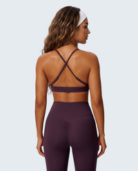 Modelo de costas usando conjunto de malha soft roxo VD Beyond Limits com top de alças cruzadas e calças de cintura alta