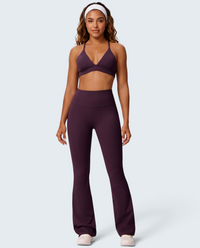 Modelo veste conjunto de malha soft VD Beyond Limits em roxo escuro com top desportivo e calças flare de cintura alta
