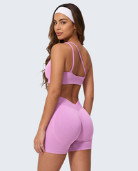 Modelo veste conjunto seamless sculpt rosa lilás da VD Beyond Limits, com top e calções de cintura subida e modeladora