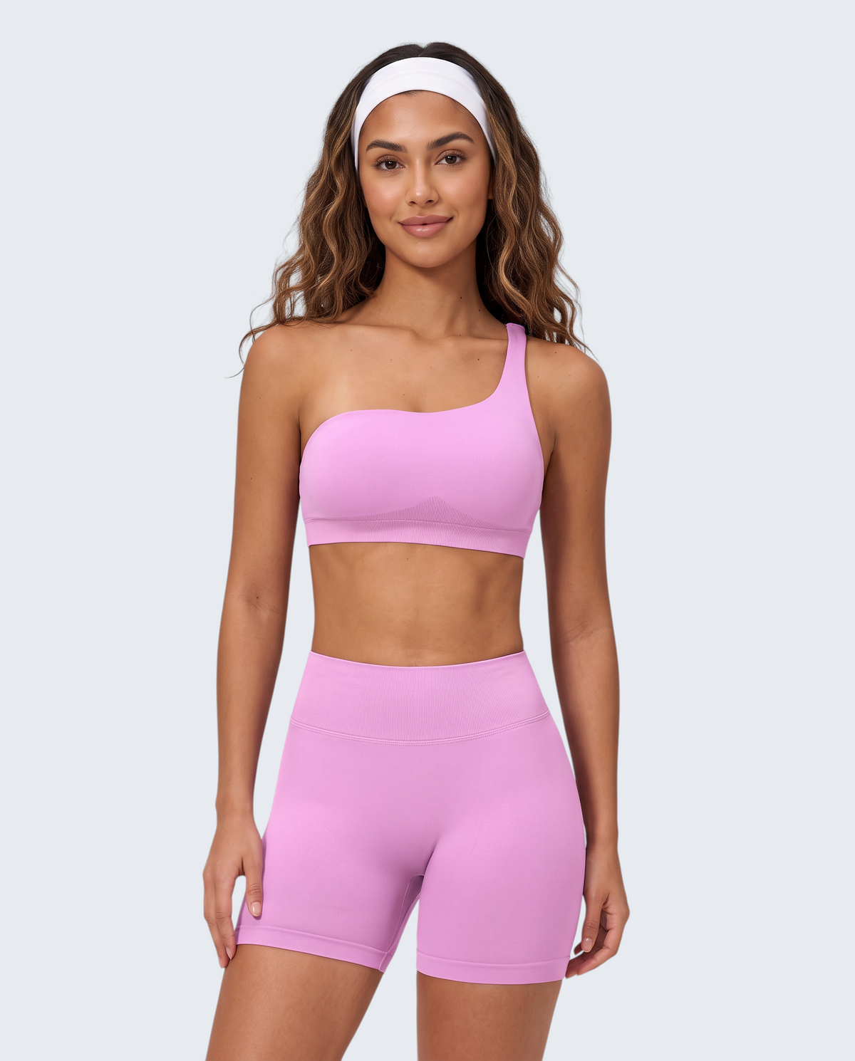Modelo veste conjunto seamless rosa lilás VD Beyond Limits com top de um ombro e calções de cintura subida