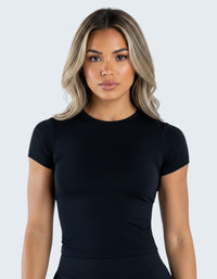 Modelo veste T-shirt desportiva preta seamless da VD Beyond Limits com ajuste justo e tecido respirável
