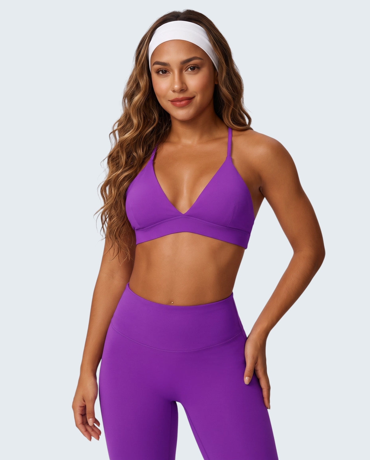 Modelo usa top desportivo roxo VD Beyond Limits de malha macia e elástica, ideal para yoga e pilates.
